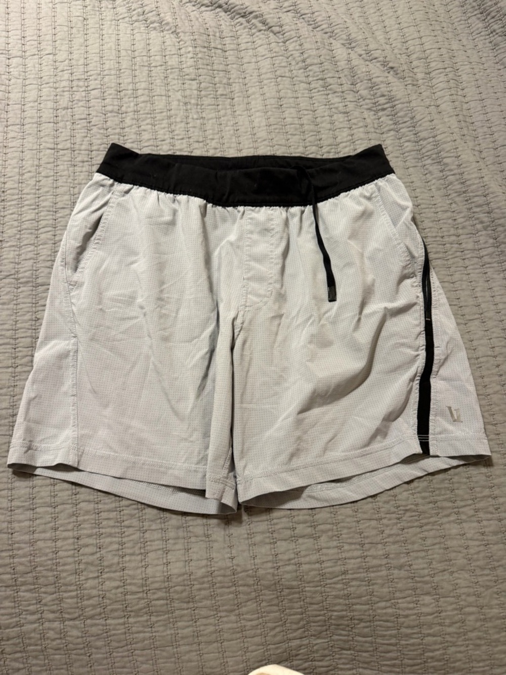 Vuori Mens Draft Athletic Shorts Gray Black Trim